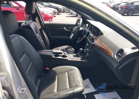 2014 Mercedes-Benz C 250 Sport z USA, uszkodzony, nr VIN WDDGF4HB3EG251447